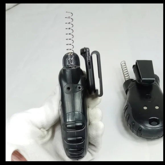 Motorola T5820 Two-Way Radios in Black and Gray - Picture 4 of 15